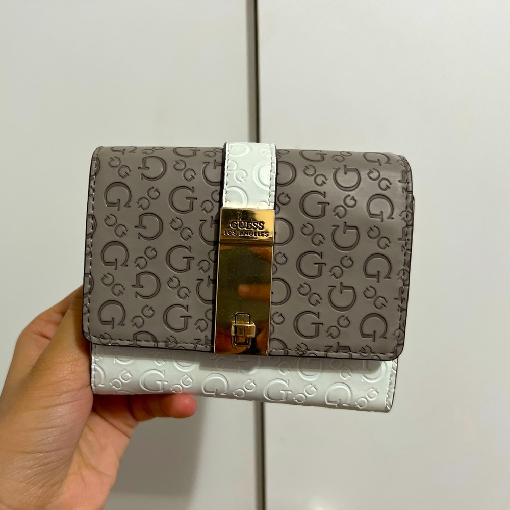 Beautiful Guess Wallet with so many pockets! Fits in pockets & purses